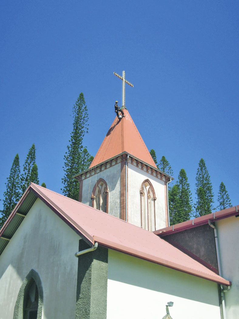 L’église et son clocher ont été le théâtre de travaux sur cordes qui ont impressionné les Kunié et les touristes.