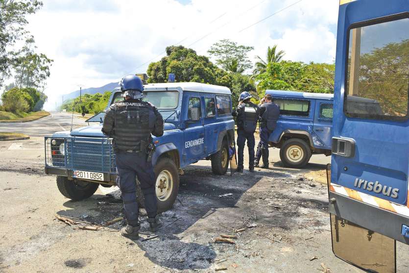 Depuis samedi et les premiers feux de voitures sur la RP1, à Saint-Louis, les gendarmes sont sur le qui-vive. Dimanche, alors qu’ils réinvestissaient le secteur, les militaires ont essuyé des coups de feu et des jets de cocktails Molotov. 