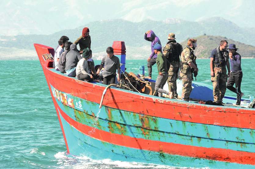 Trois bateaux de pêcheurs illégaux vietnamiens ont été laissés au mouillage près de Nouville. Mais une fois laissés  sans surveillance, deux d’entre eux ont pris la poudre d’escampette… Les forces armées étaient, hier, encore à leurs trousses.