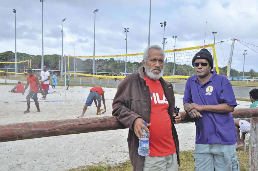 Samedi, sur le site de Taduremu, à Maré, pendant la Foire des îles, Macki Wea pose ici avec Steve Yeiwene, un dirigeant du volley à Maré. Le tournoi filles et garçons vient de démarrer.