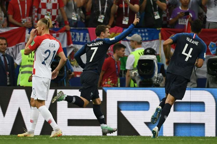Antoine Griezmann sur penalty offre l'avantage à l'équipe de France contre la Croatie en finale du Mondial à Moscou, le 15 juillet 2018