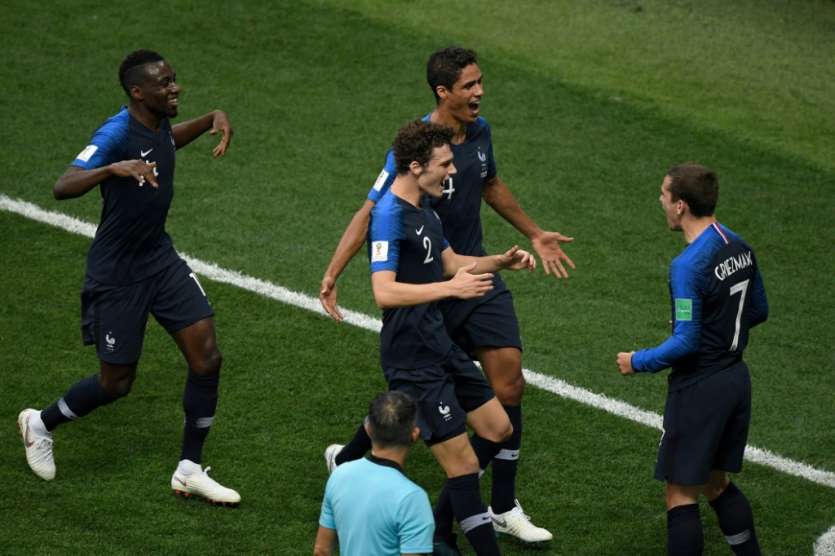 Antoine Griezmann et les Bleus exultent après l'ouverture du score contre la Croatie en finale du Mondial à Moscou, le 15 juillet 2018