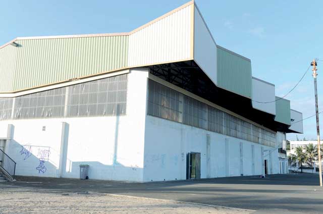 « Longtemps une salle de spectacle gérée par la FOL, rappelle le fascicule Nouméa la sportive, édité par la ville, la Jeune scène de l’Artillerie est aménagée « en 1966 en espace sportif en même temps que le PLGC ».