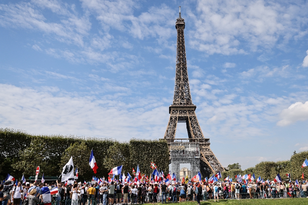 Des milliers de personnes à nouveau dans les rues contre le pass ...