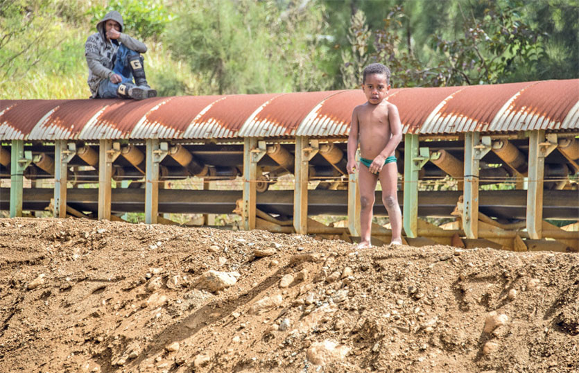 Kouaoua vit de l’activité minière. L’exécution de tous les contrats de prestations en cours est suspendue.