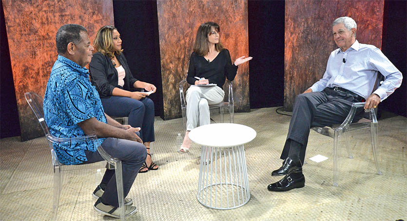 REPÈRES 174 154 électeurs appelés aux urnes le 4 novembre La liste « définitive » pour le référendum compte 174 154 électeurs. Elle se répartit comme suit : n Province des Îles : 21 366 inscrits. Lifou 10 443, Maré 6 572, Ouvéa 4 351. n Province Nord : 40 160 inscrits. Bélep 916, Canala 3 381, Hienghène 2 389, Houaïlou 3 583, Kaala-Gomen 1 622, Koné 4 157, Koumac 2 663, Ouégoa 2 148, Poindimié 4 064, Ponérihouen 2 600, Pouébo 2 326, Pouembout 1 383, Poum 1 365, Poya 2 246, Touho 1 903, Voh 2 297, Kouaoua 1 117. n Province Sud : 112 628 inscrits. Boulouparis : 2 642, Bourail 3 937, Dumbéa 16 552, Farino 548, Île des Pins 1 697, La Foa 2 895, Moindou 750, Mont-Dore 17 366, Nouméa 50 791, Païta 11 126, Sarraméa 505, Thio 2103, Yaté 1 716. Tendances communautaires 78% des Wallisiens interrogés ont l’intention de voter « non ». De même que 82% des Européens nés en Calédonie, et 86% des Européens nés en dehors de Calédonie. Chez les Métis, le vote en faveur du « non » serait de 69%. Chez les Asiatiques et les autres communautés, le « non » serait à 67%. Chez les Kanak, le « oui » est estimé à 47%, le « non » à 29%.