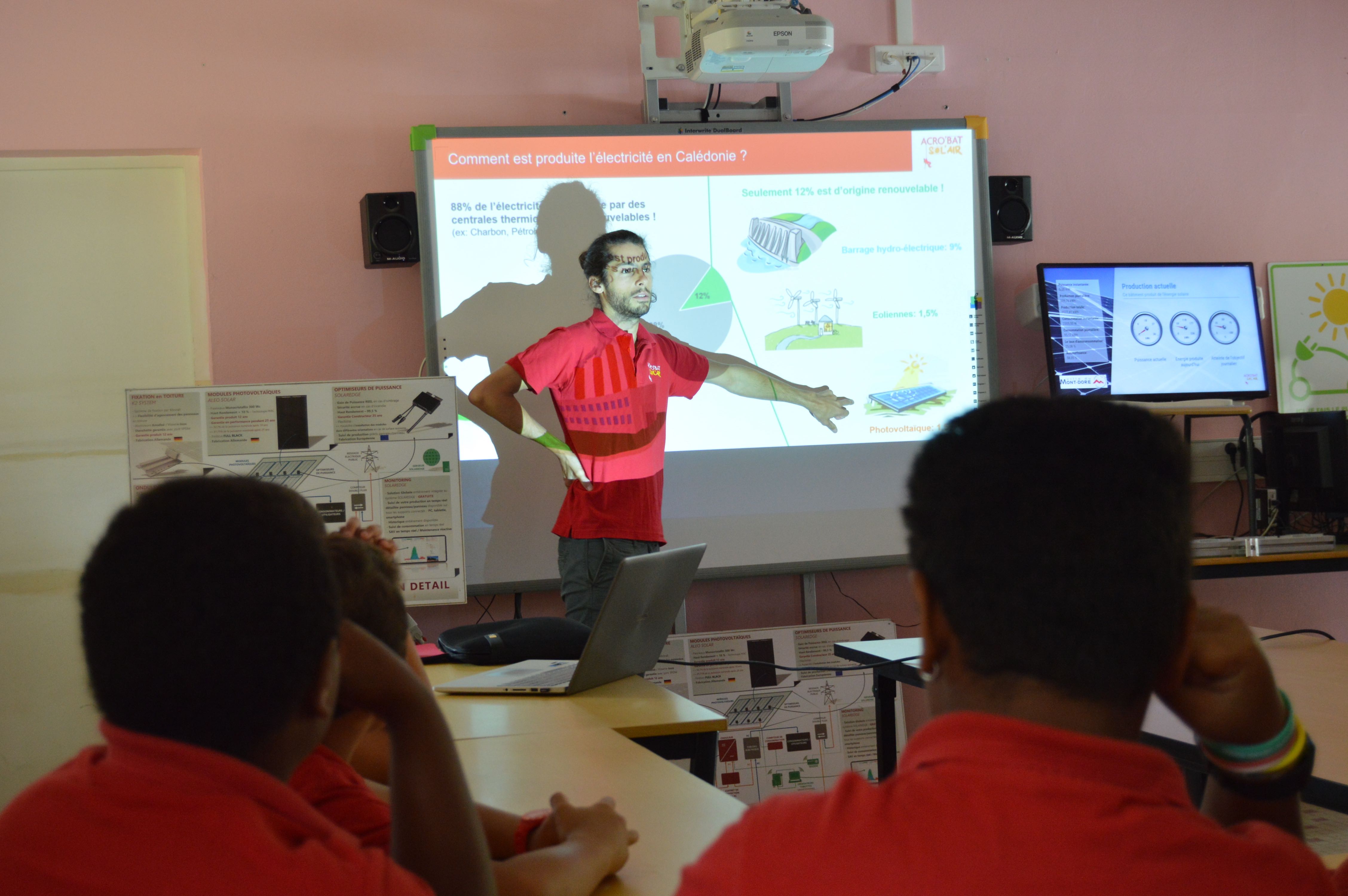 Les nouveaux panneaux photovoltaïques de leur école présentés à des