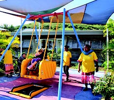 Depuis trois ans, les jardins de la maison arborent fièrement une balançoire dédiée aux enfants en fauteuil.
