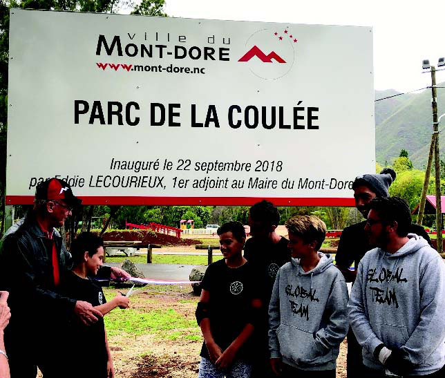 Le parc a été inauguré par Eddie Lecourieux, premier adjoint de la ville, samedi matin. Il a demandé à Lucas, amateur de BMX et Mondorien, de couper le ruban. Photo mairie du Mont-Dore