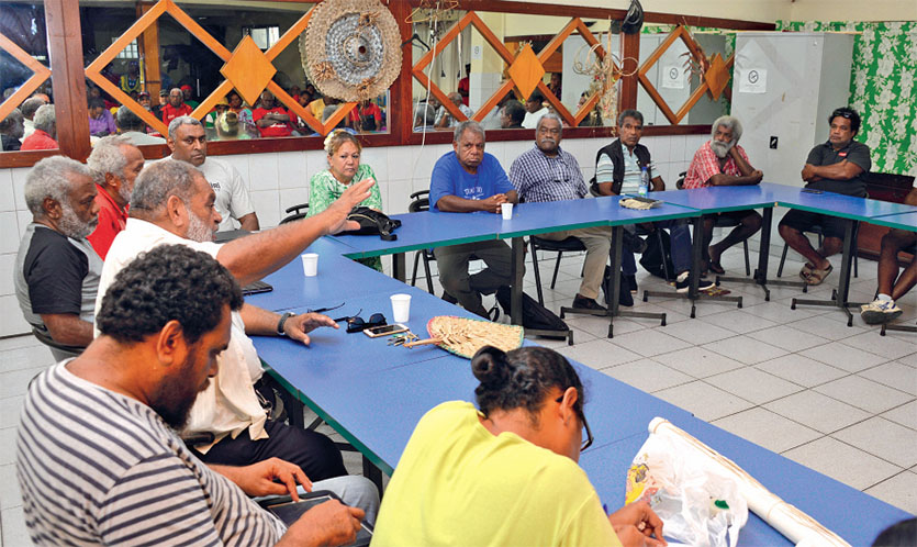 Basile Citré, du LKS, et LKU, du Parti travailliste, échangeaient hier soir au siège de l’USTKE à Nouméa sur une possible association pour les provinciales Îles. Photo T. Perron