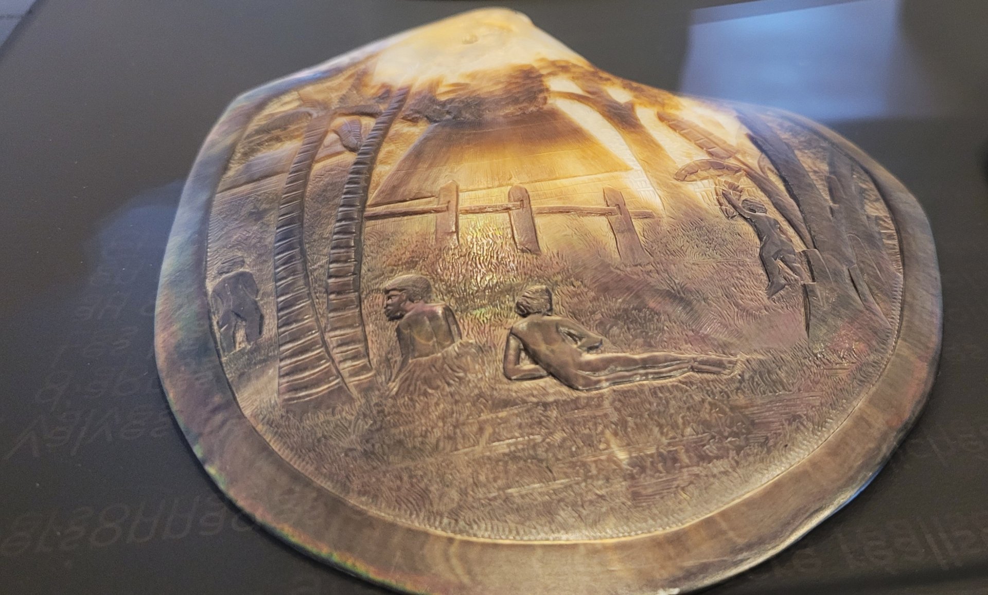 La gravure sur nacre, cet art oublié des bagnards