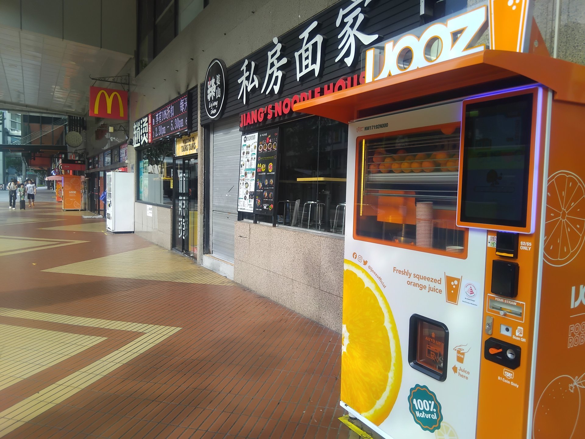 Un Français risque la prison à Singapour pour avoir léché une paille