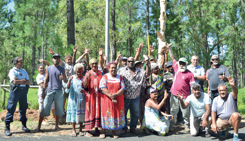 Le collectif de Baraoua a posé un bois tabou devant le portail menant à l’Ocef. Il a ensuite planté un sapin et un cocotier. Photo N.B.