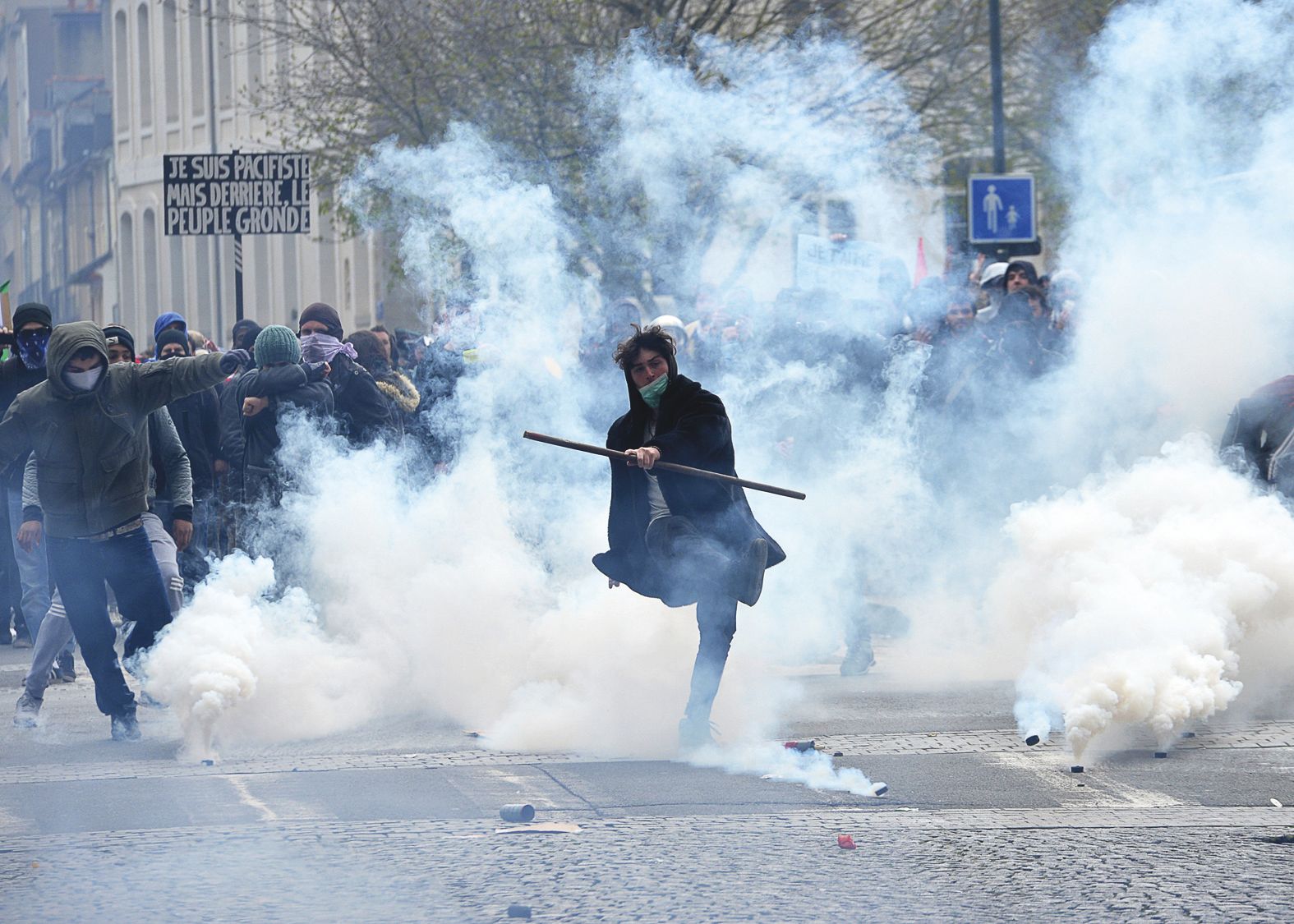 A Rennes, où un millier de personnes ont défilé, selon la préfecture, des heurts ont opposé manifestants et forces de l\'ordre.
