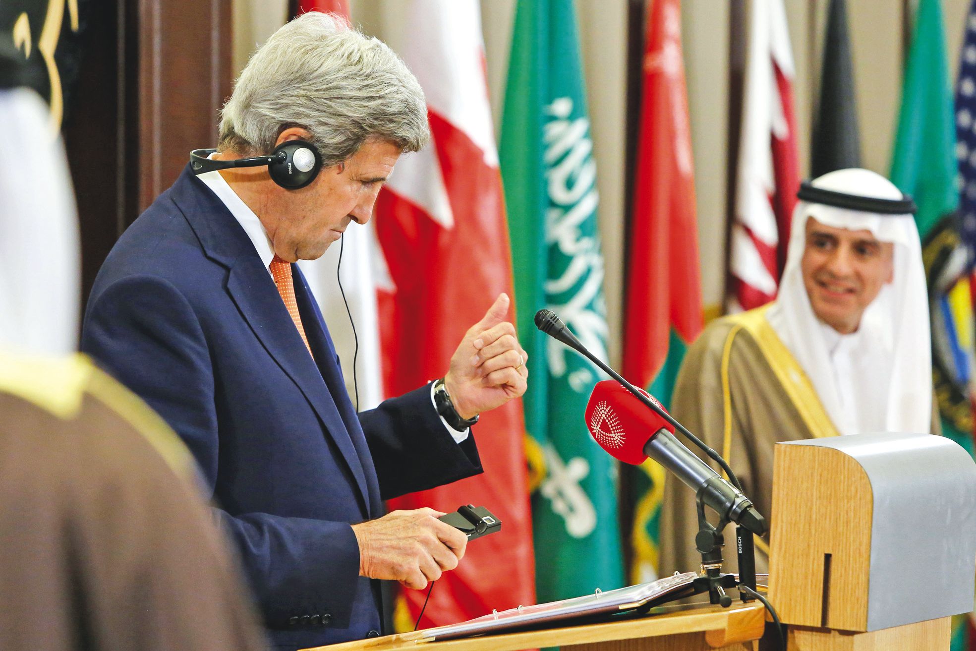 Manama, le 7 avril. John Kerry et le ministère des Affaires étrangères d’Arabie saoudite, Adel al-Jubeir, conversent.