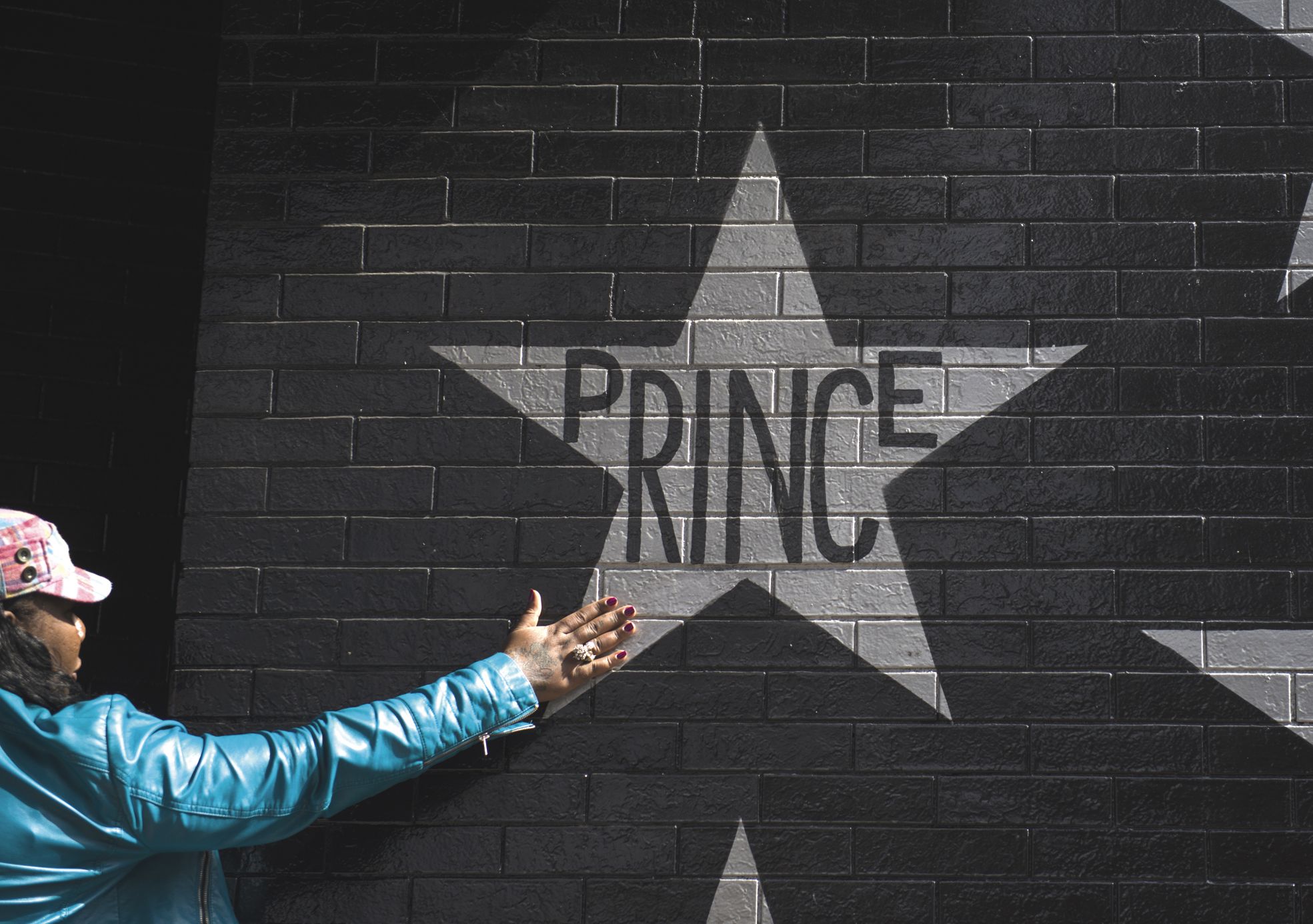 Minneapolis, le 21 avril. Des fans lui ont rendu hommage sous l’étoile qui porte son nom sur le mur d’un nightclub.