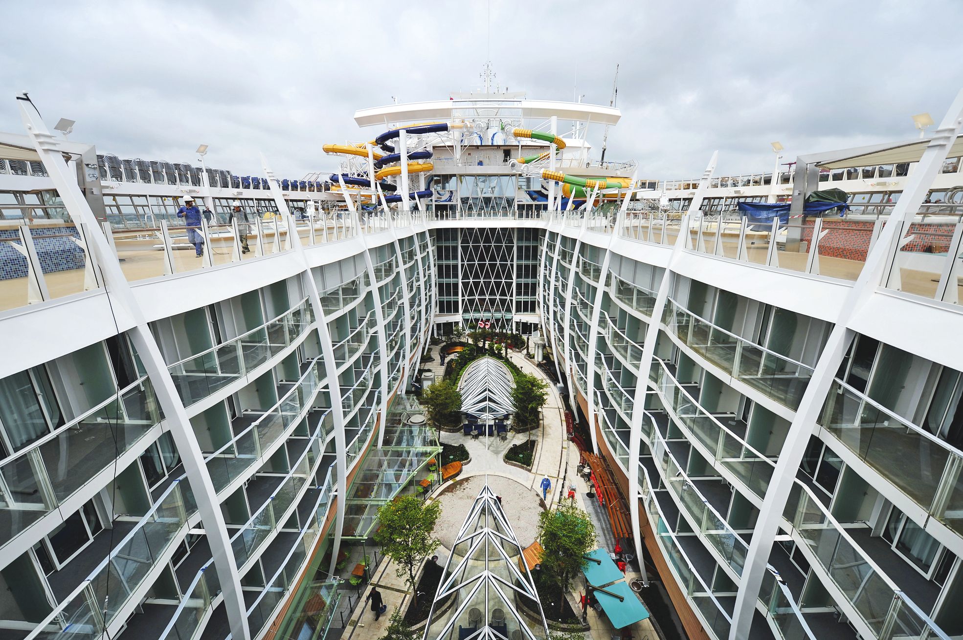 Le pont supérieur et sa vue plongeante. Au fond, les bras des toboggans, dont l’« Ultimate Abyss ».