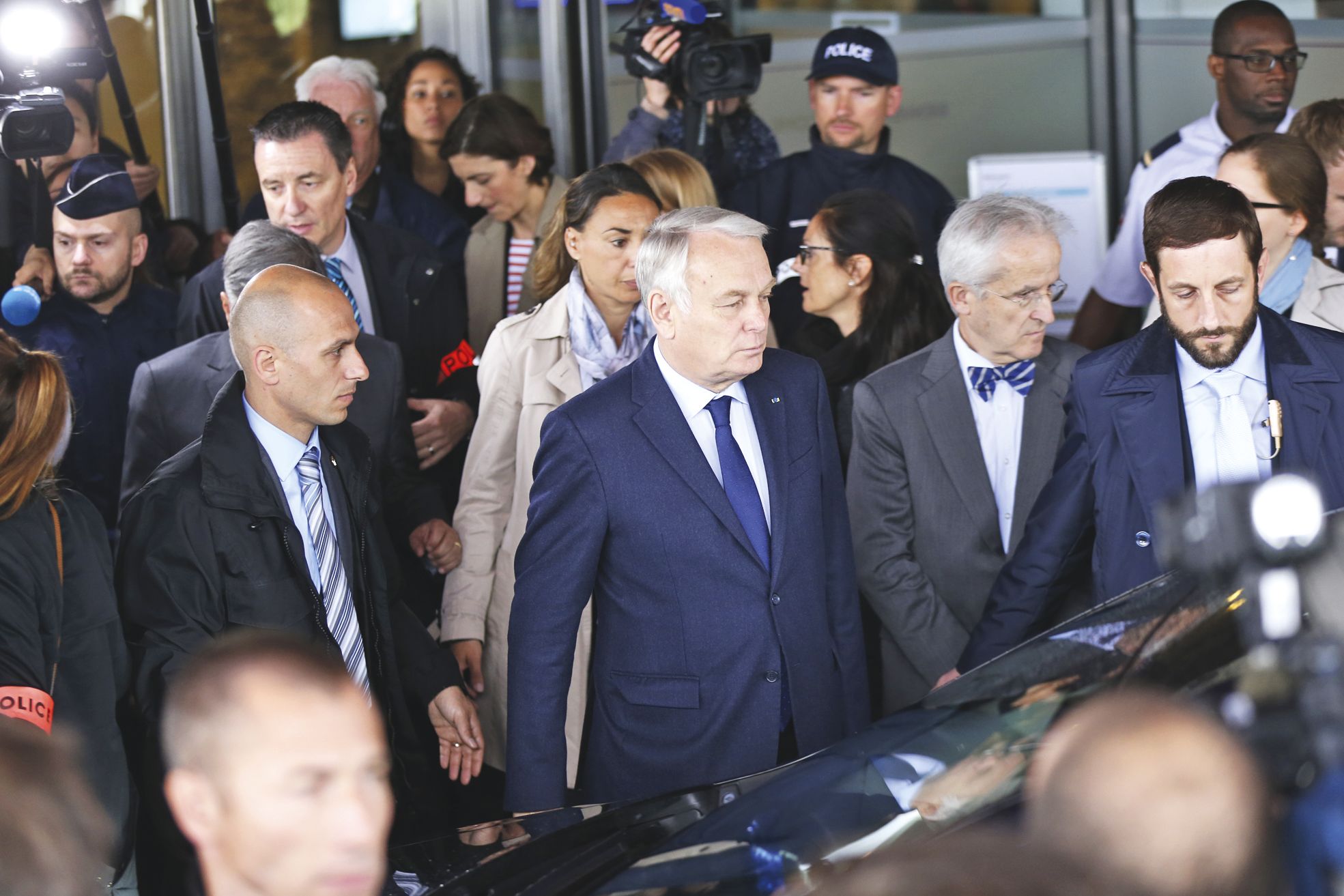 Roissy le 19 mai. Le ministre des Affaires étrangères, Jean-Marc Ayrault, arrive à l’hôtel où sont réunies les familles des passagers.