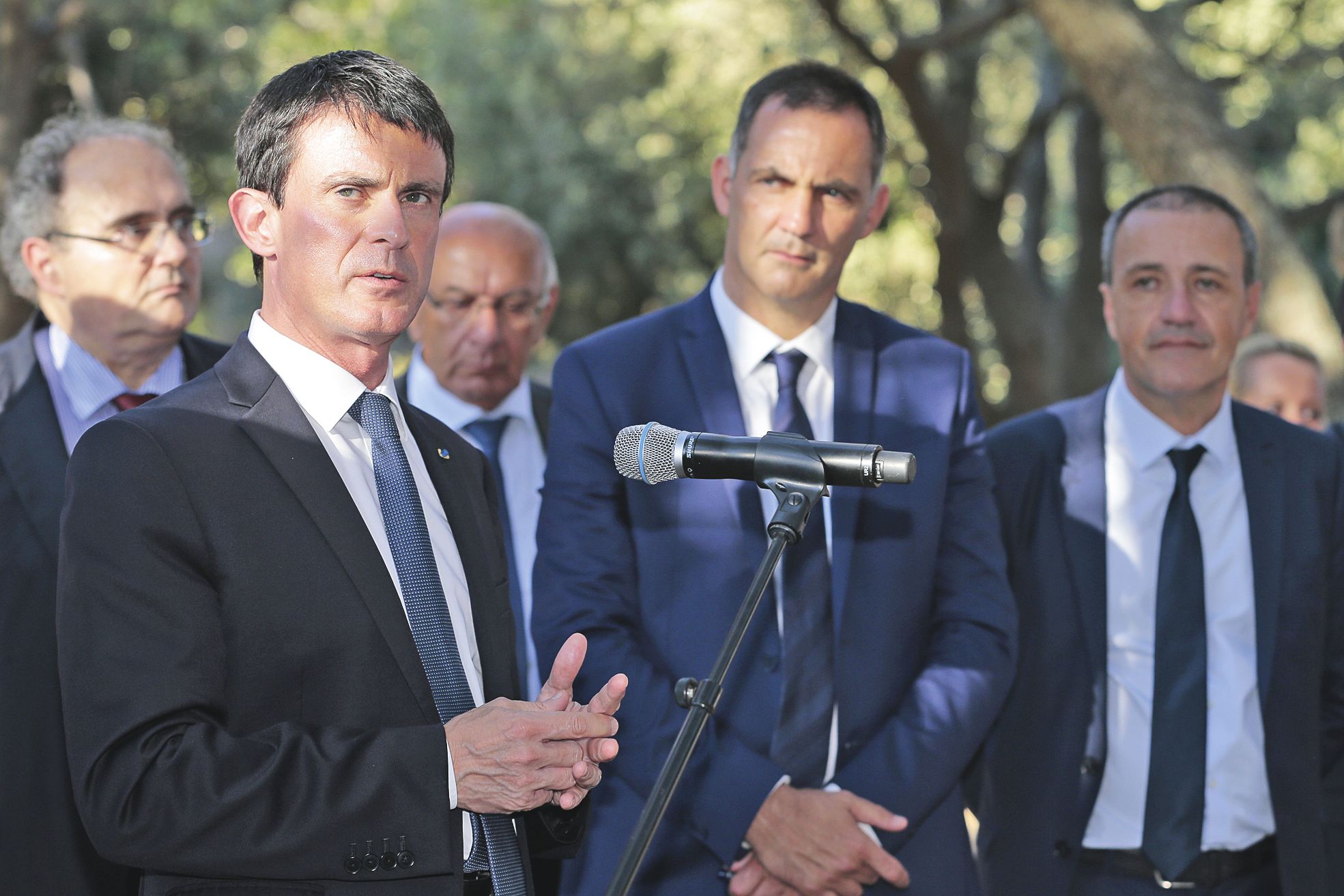 Cap Corse, lundi 4 juillet. Gilles Simeoni, le président autonomiste du conseil exécutif  de Corse (2e à d.), et Jean-Guy Talamoni, le président indépendantiste de l’Assemblée  de Corse (à d.), écoutent le discours du Premier ministre. 