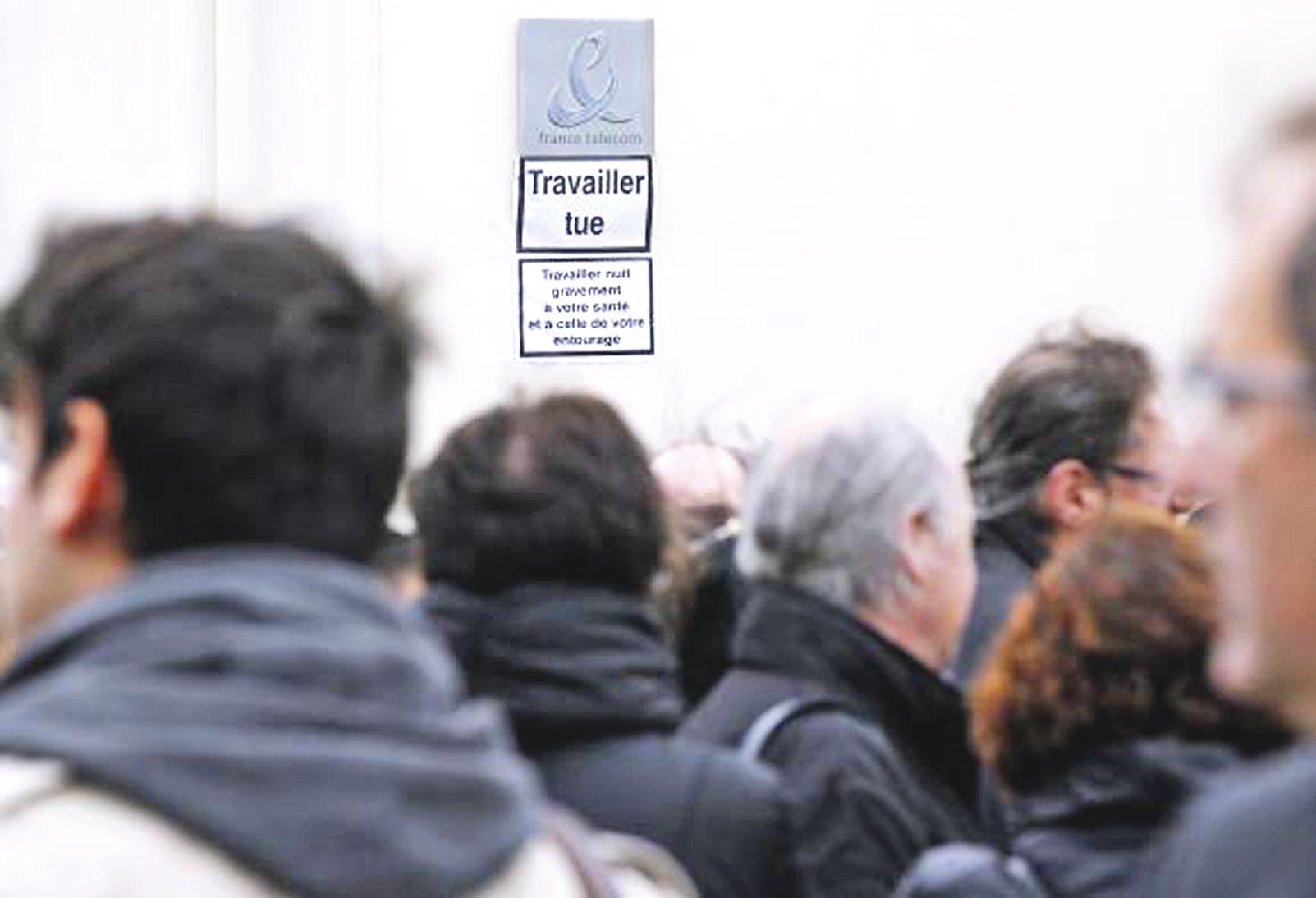 Des salariés de France Télécom s’étaient rassemblés le 26 avril 2012 devant la direction de l’entreprise à Mérignac, à la mémoire d’un de leur collègue qui s’était immolé par le feu.