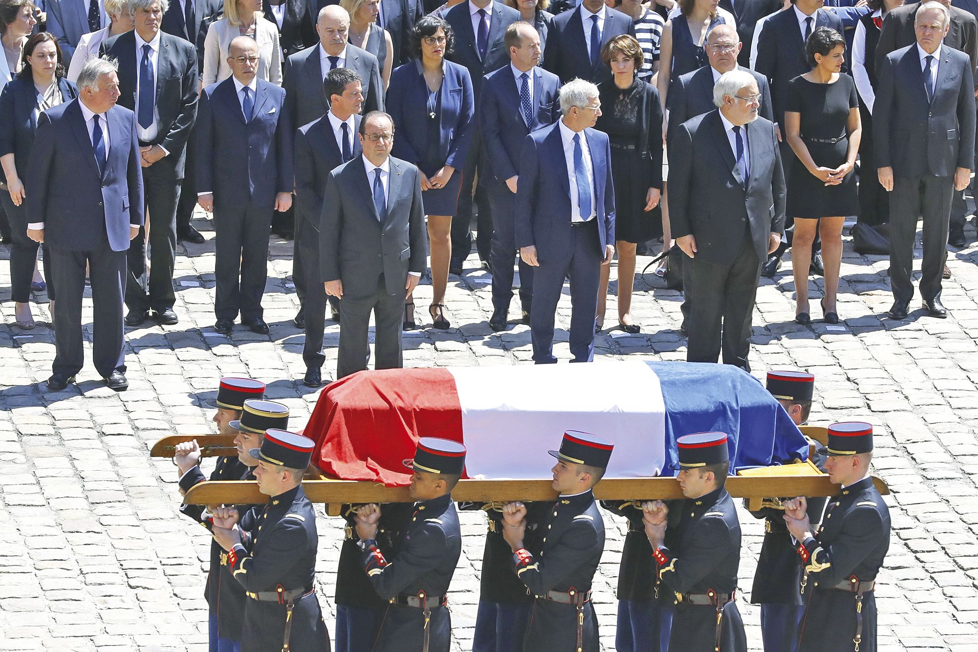 Paris, le 7 juillet. François Hollande et les membres du gouvernement se recueillent  au passage du cercueil de Michel Rocard dans la cour d’honneur de l’hôtel des Invalides.