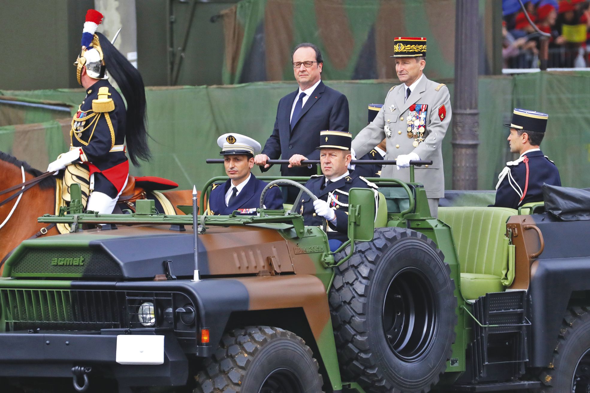 Paris, le 14 juillet. Le président François Hollande, et le chef d\'état-major des armées,  Pierre de Villiers (à droite), jeudi, lors du défilé sur les Champs-Elysées.