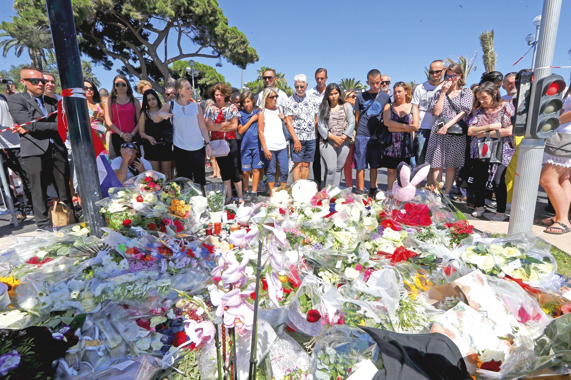 Fleurs, peluches, messages et objets déposés sur la Promenade des Anglais en  hommage aux victimes forment un immense mémorial qui fait écho à la profondeur du choc.