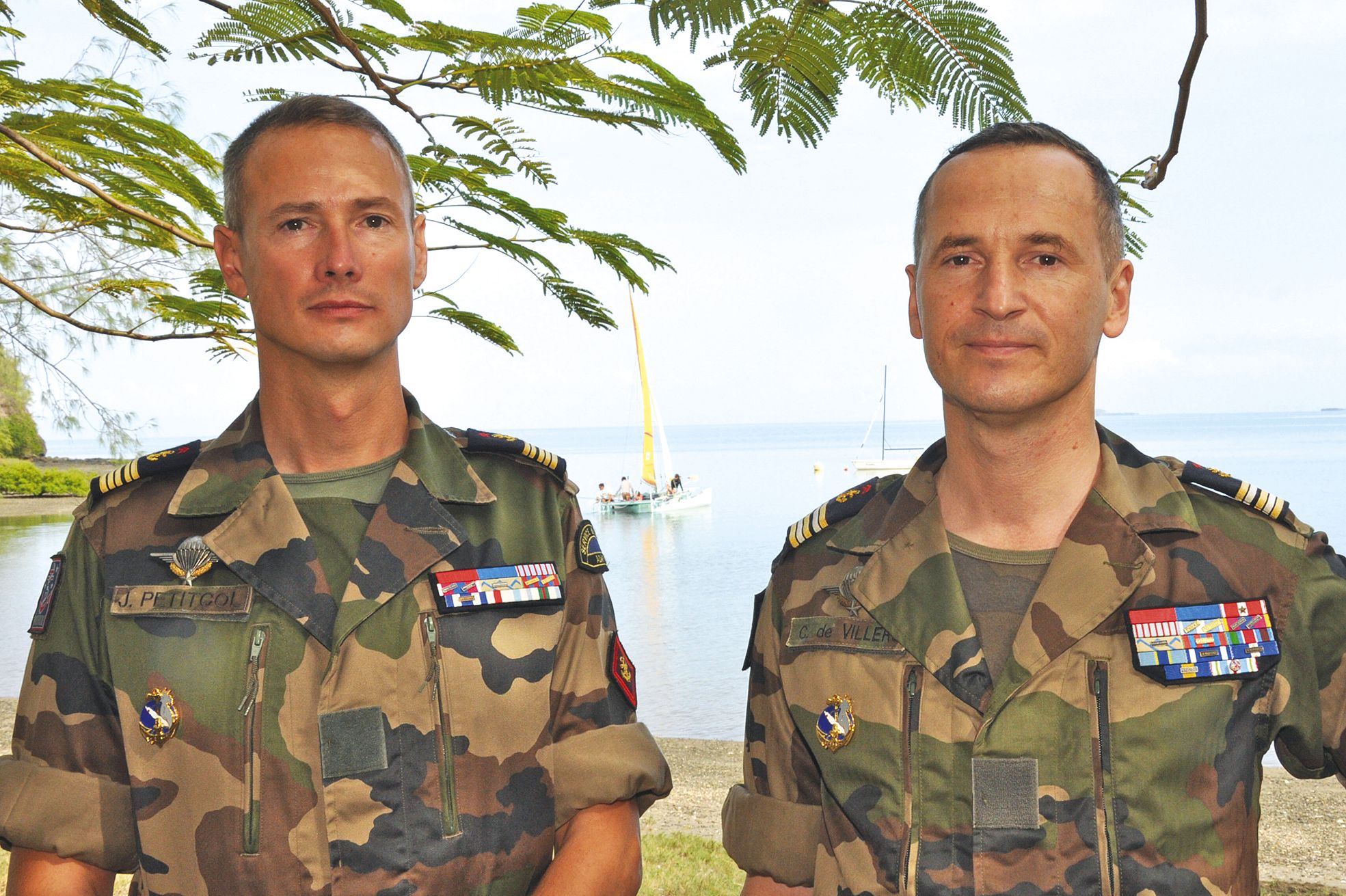 Le lieutenant-colonel Christian de Villers (à droite) a succédé au colonel Petitcol  (à gauche), prenant ainsi le commandement du RSMA-NC.