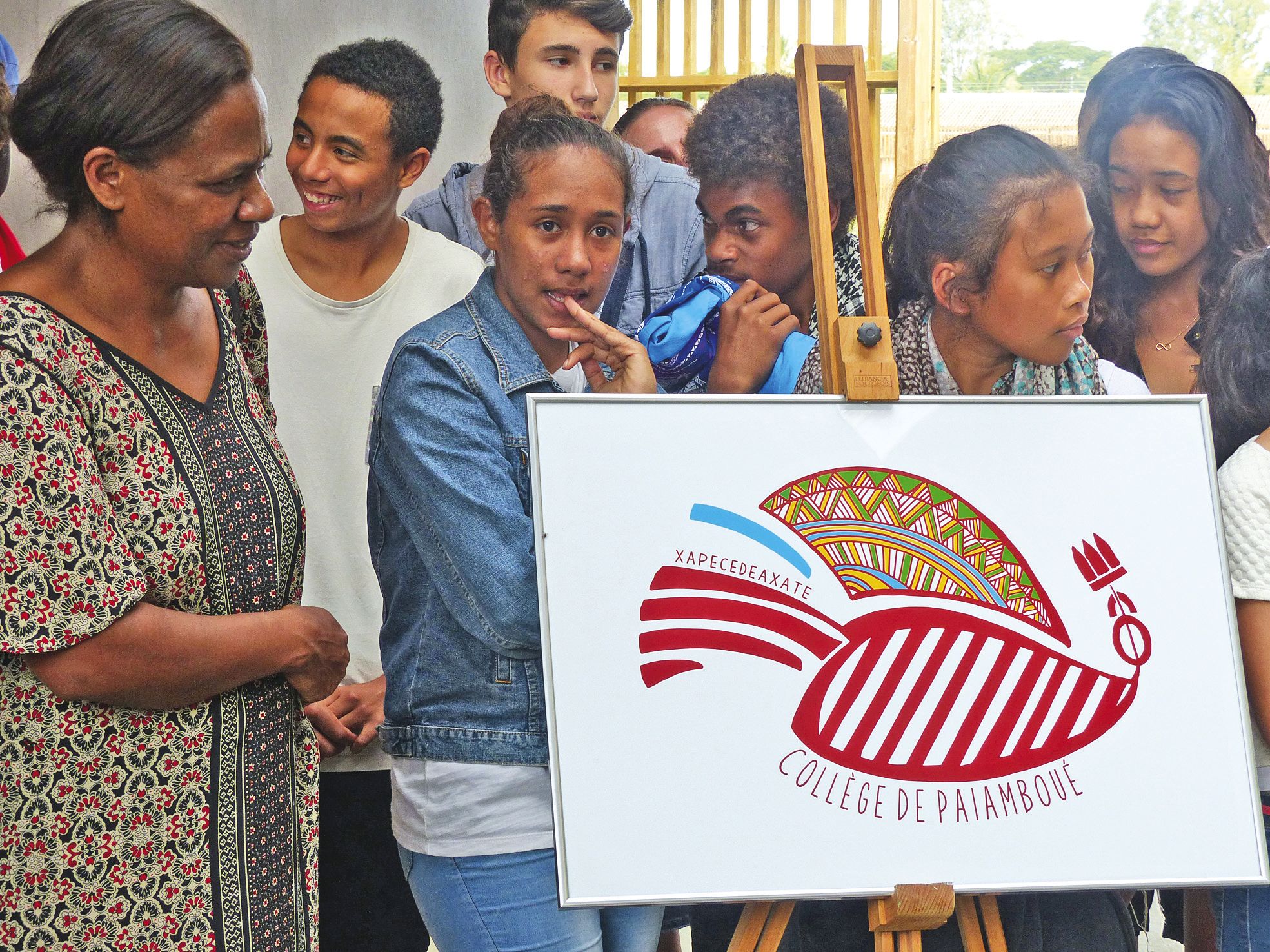 Le logo du collège est une représentation du cagou, de la terre, du lagon ou encore  du soleil, affirmant un lien fort avec la nature.