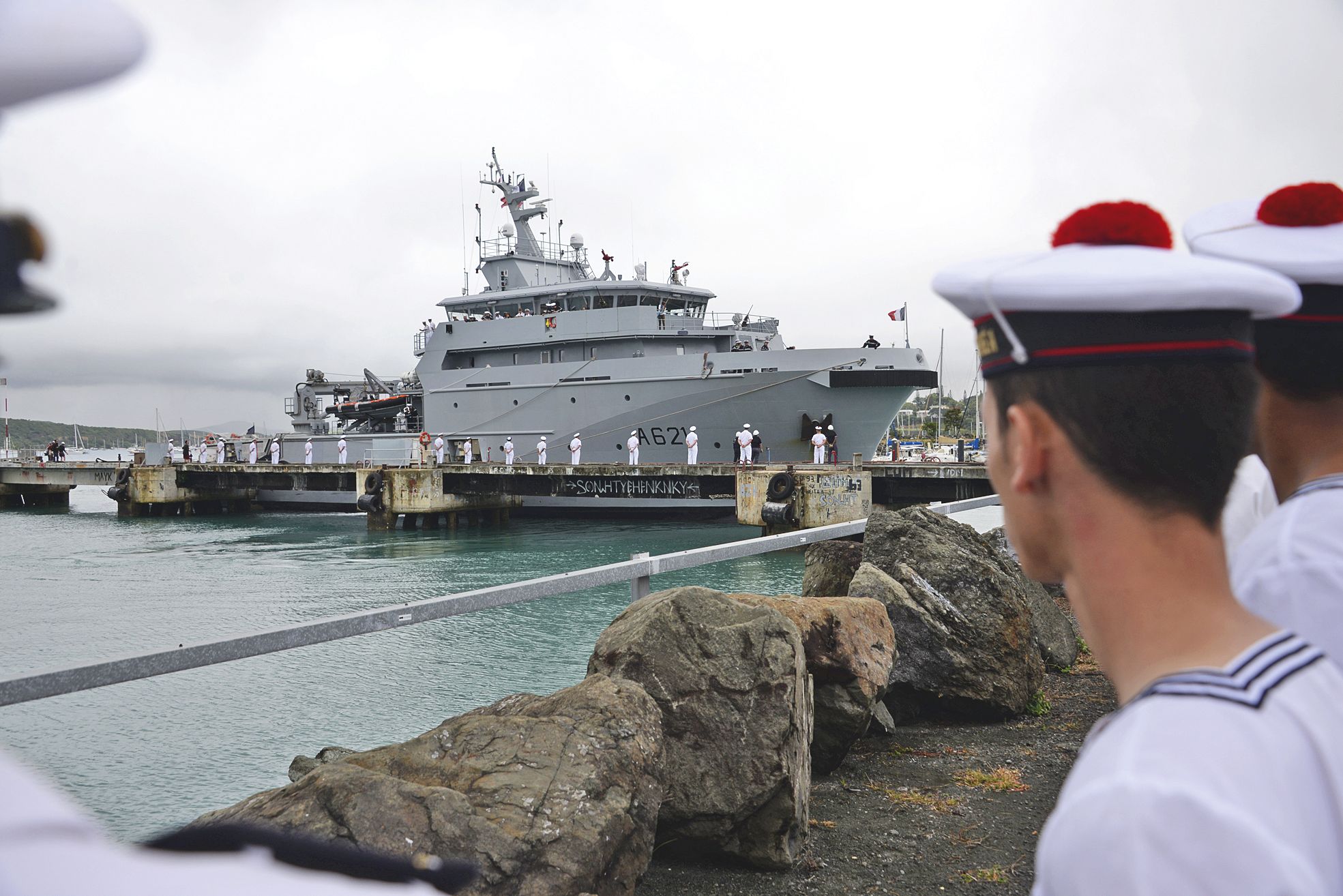 Parti de Brest le 11 mai, le d’Entrecasteaux a fait une entrée spectaculaire dans le port de Nouméa, hier, après avoir parcouru 26 000 kilomètres, en neuf escales.