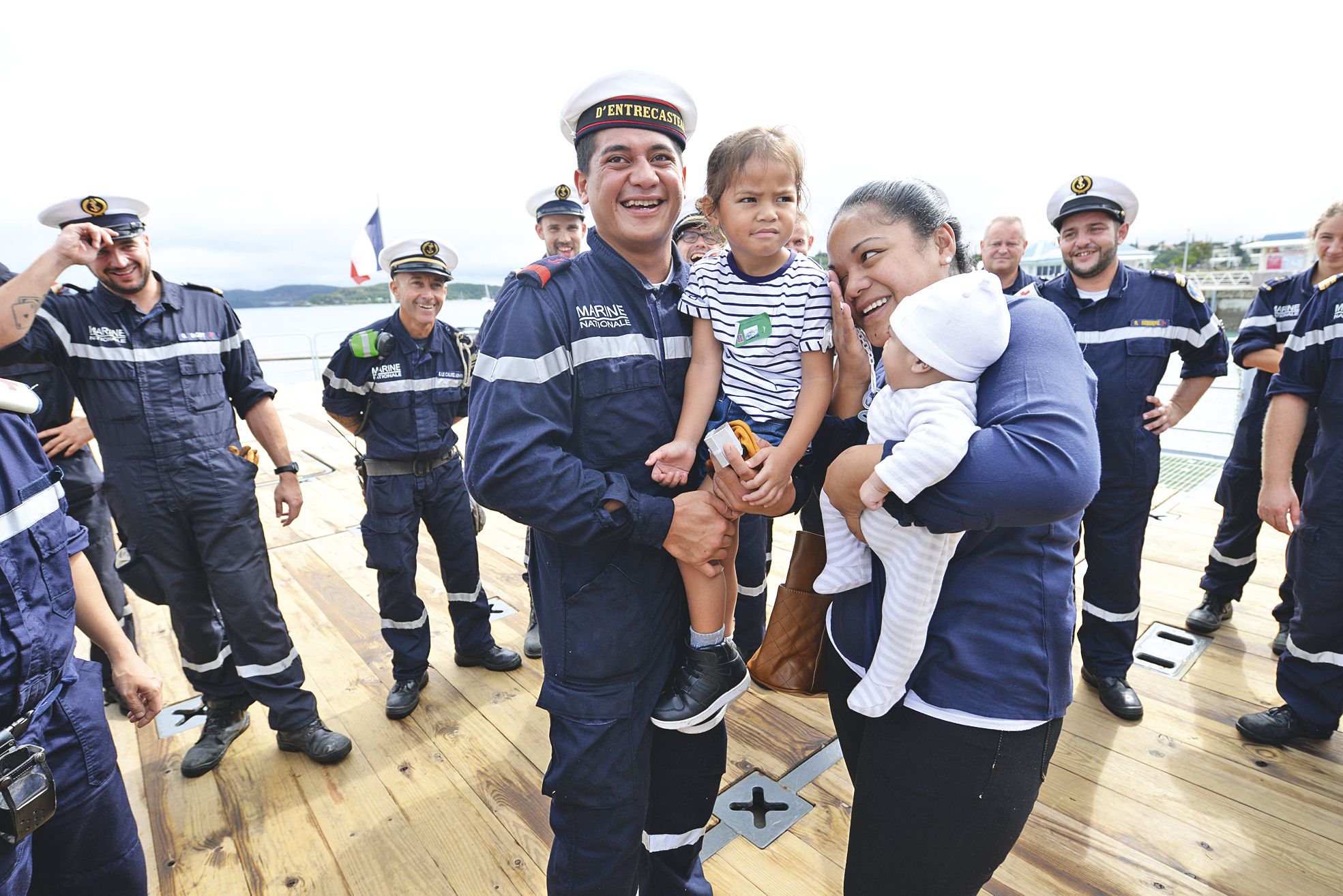 Avec la complicité des membres d’équipage, Josué Tui avait réservé  une belle surprise à sa femme et à leurs deux enfants.