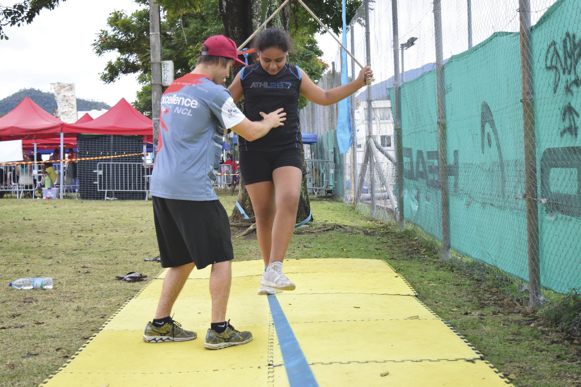 Les stagiaires de la formation Activités physiques pour tous du Comité territorial olympique et sportif étaient reconnaissables à leur tee-shirt rouge et gris. Ils animaient des stands comme la slackline ou le frisbee.