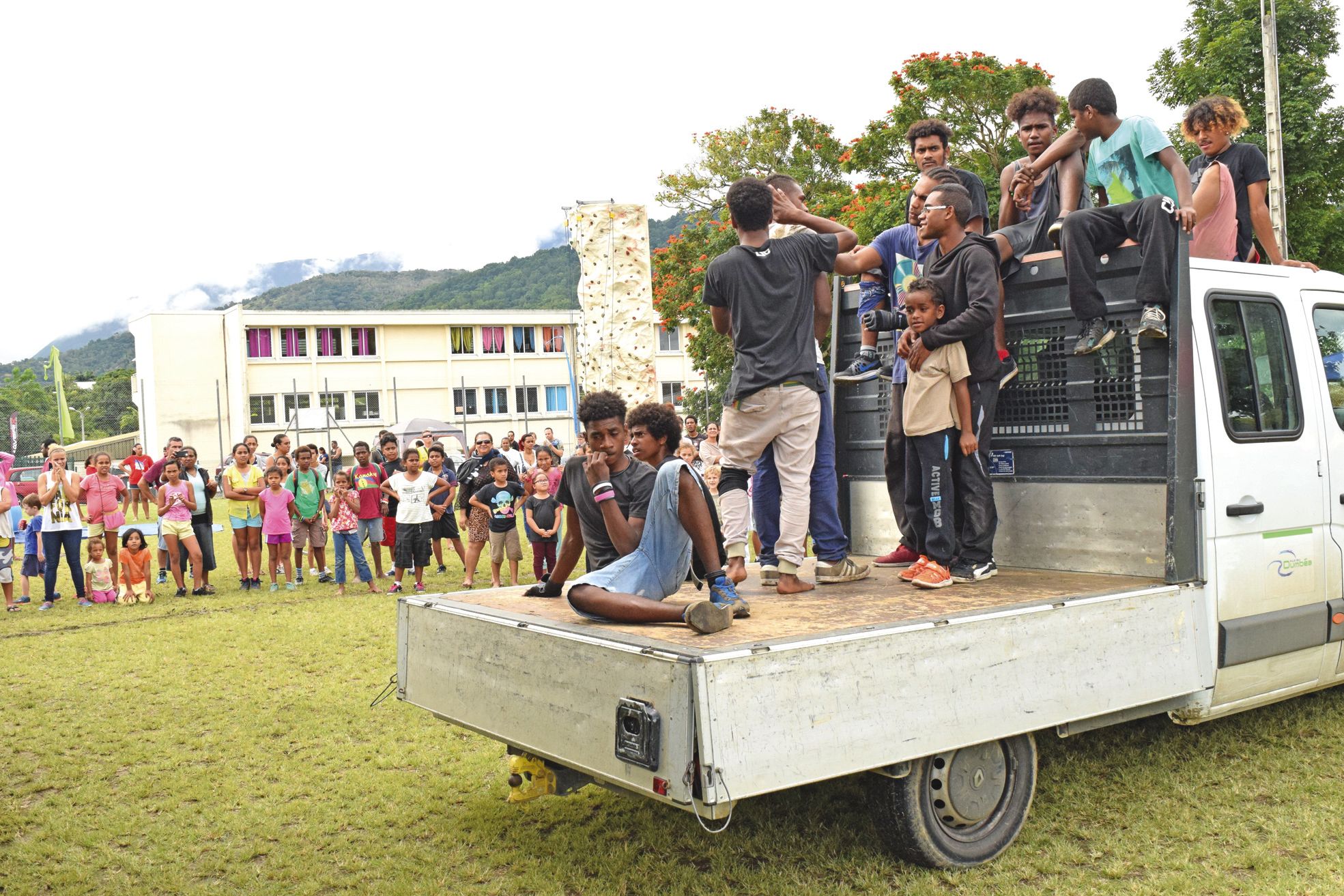 L’équipe des Yamak Pacifique a livré une prestation de sauts périlleux,  de bonds et de rebonds. Les Yamakasi ont dorénavant leur espace  d’entraînement au skate parc de Koutio tous les dimanches après-midi.