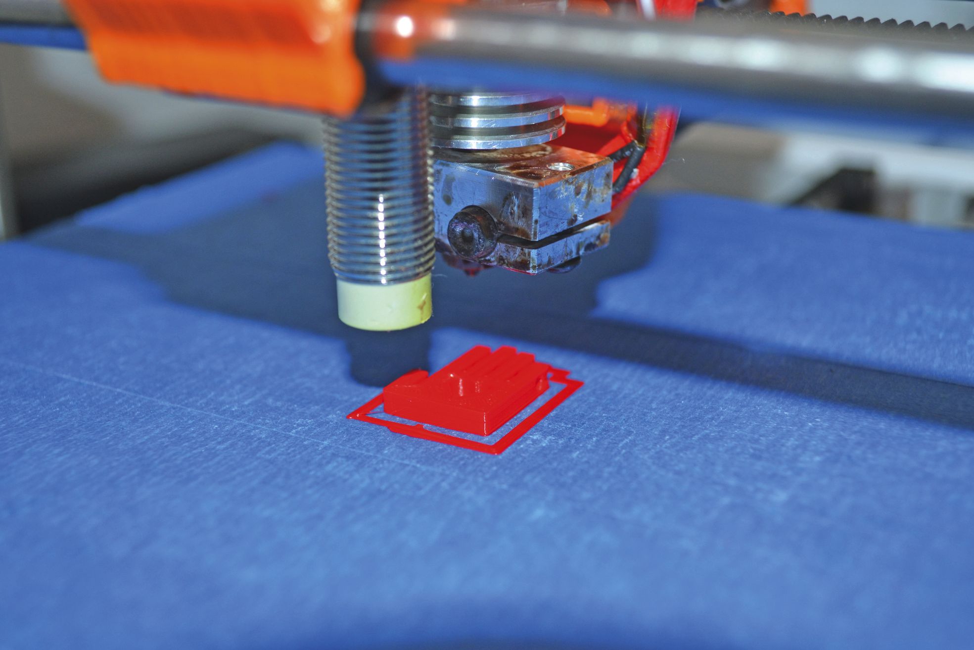 L’imprimante fait lentement fondre une bobine de plastique qu’elle dépose couche par couche pour former l’objet.