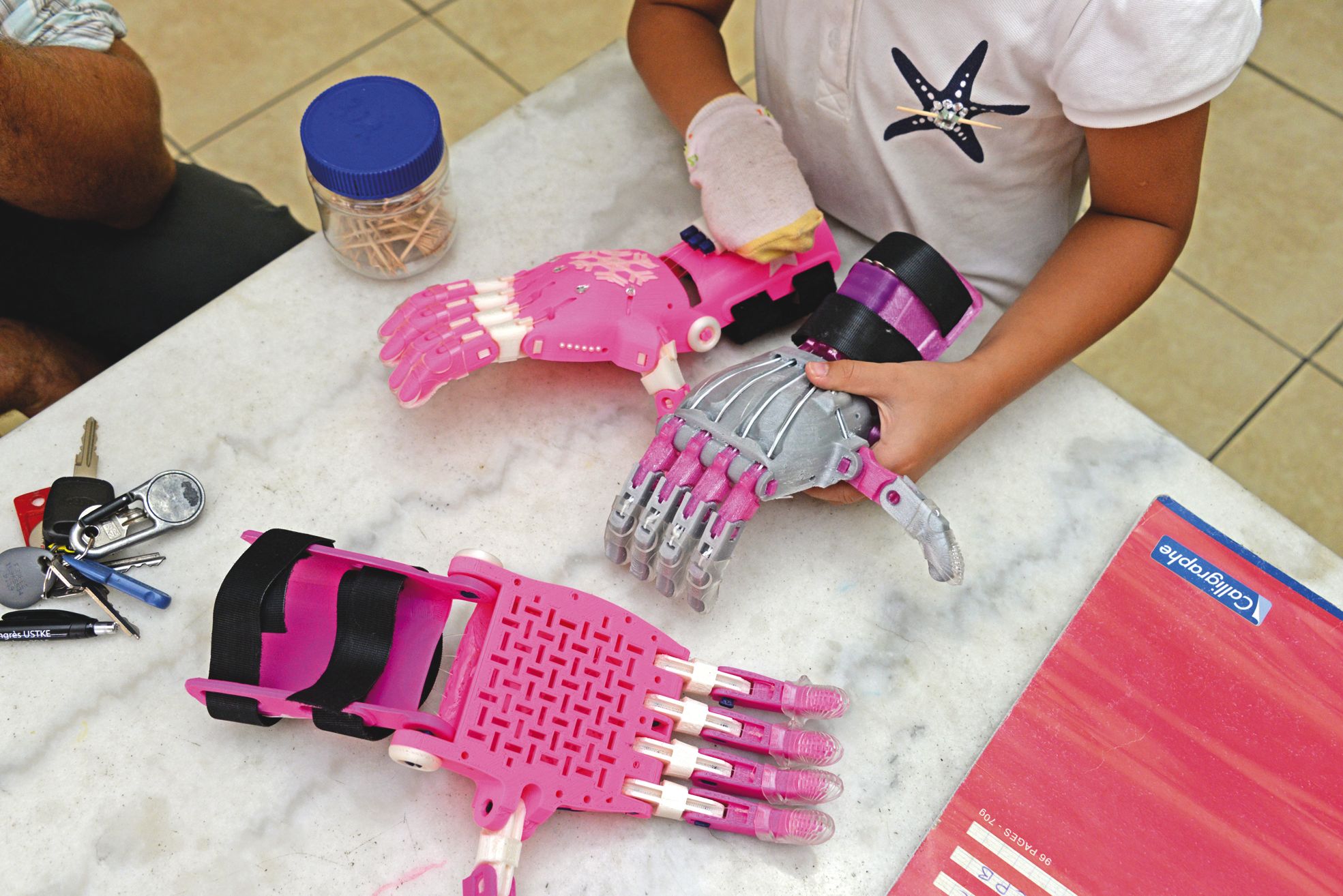 Les « prothèses » 3D de Mitsuko, 6 ans. Une fois sa main à l’intérieur, les doigts se referment sous l’action du poignet.