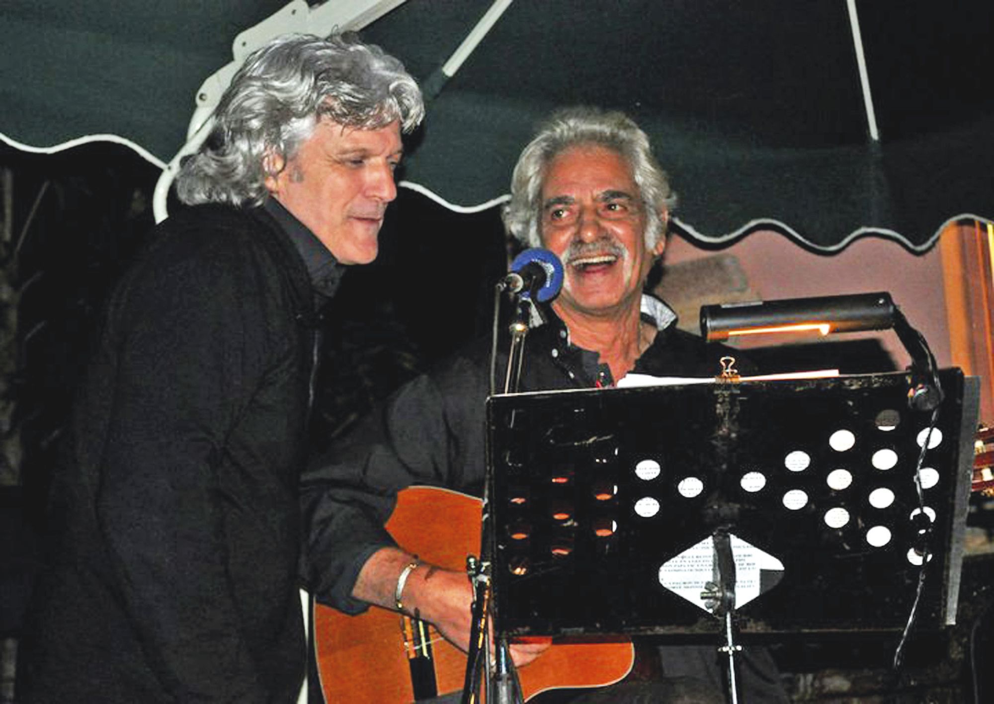 Alain Mardel (à gauche) et Samuel Safrana se présentent comme un chanteur  et un comédien « intimistes », ils jouent ce week-end au petit théâtre de Boulari.