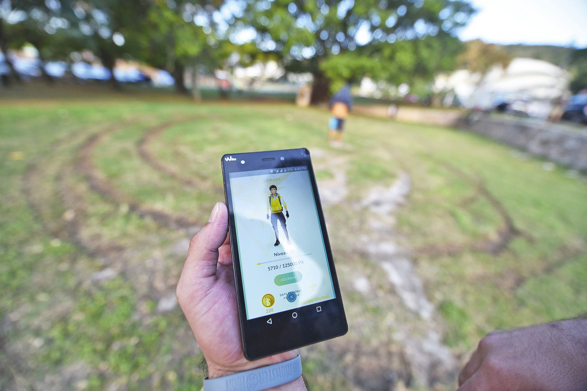 Beaucoup de joueurs se rassemblent à l’université, le soir ou en fin d’après-midi, pour jouer en groupe. À Nouméa, le parc forestier ou l’encre marine sont aussi très prisés.
