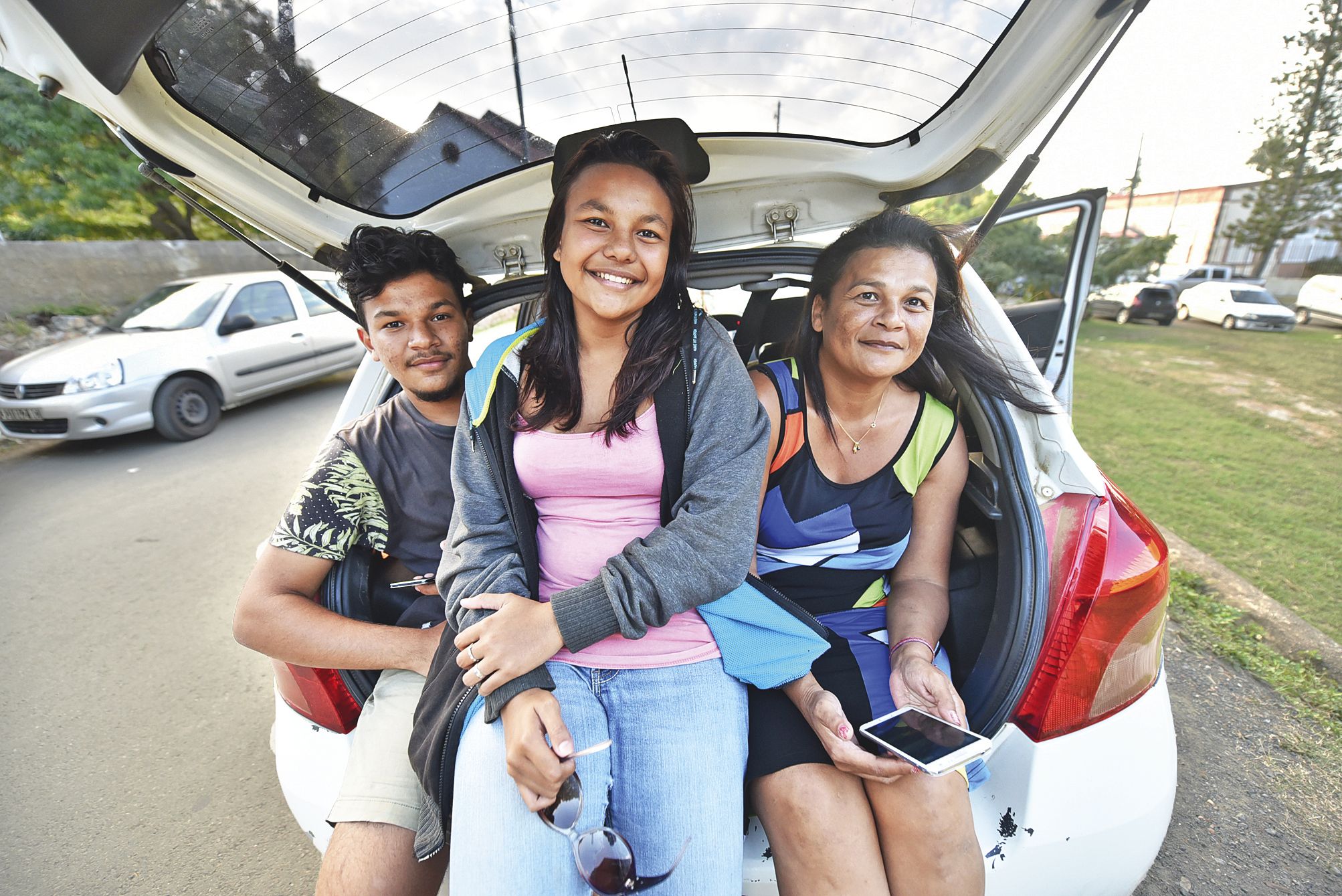 William, 16 ans, Tracy, 18 ans, et leur mère Brigitte, 47 ans, jouent à Pokémon. « En famille ! » disent-ils. D’après un sondage, les joueurs calédoniens ont en moyenne 26 ans.