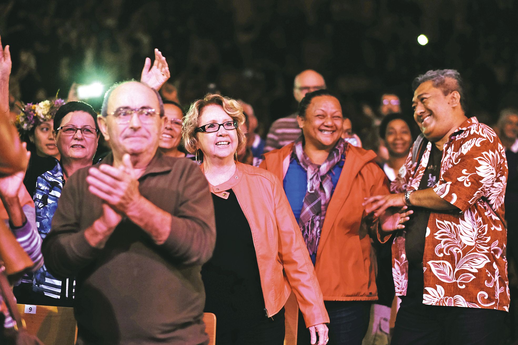 La joie peut se lire sur les regards des spectateurs. John Gabilou les aime, et ils le lui rendent bien. En témoignent les records d’audience du crooner. Pour toute une génération, John Gabilou évoque la bringue du « bon vieux temps », et les débuts d’une