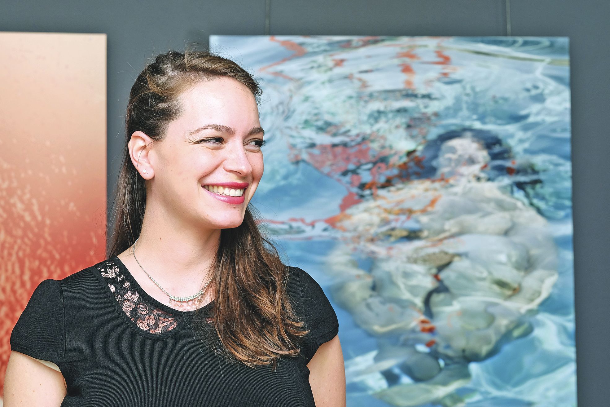 Nouméa, le 9 août. Justine Collomb a attiré un public venu nombreux pour le vernissage de Transparence(s), à la galerie Label Image.