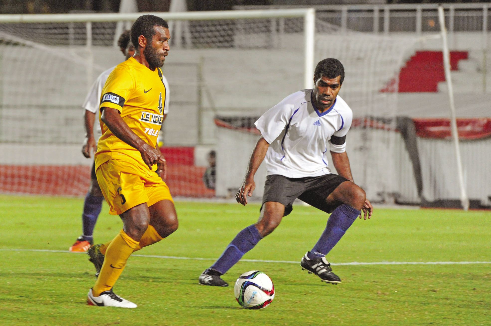 Nouméa, mercredi 17 août. Joël Wakanumuné a livré un gros match au milieu de terrain pour Magenta (en jaune) contre le FC Auteuil-Dumbéa (en blanc).