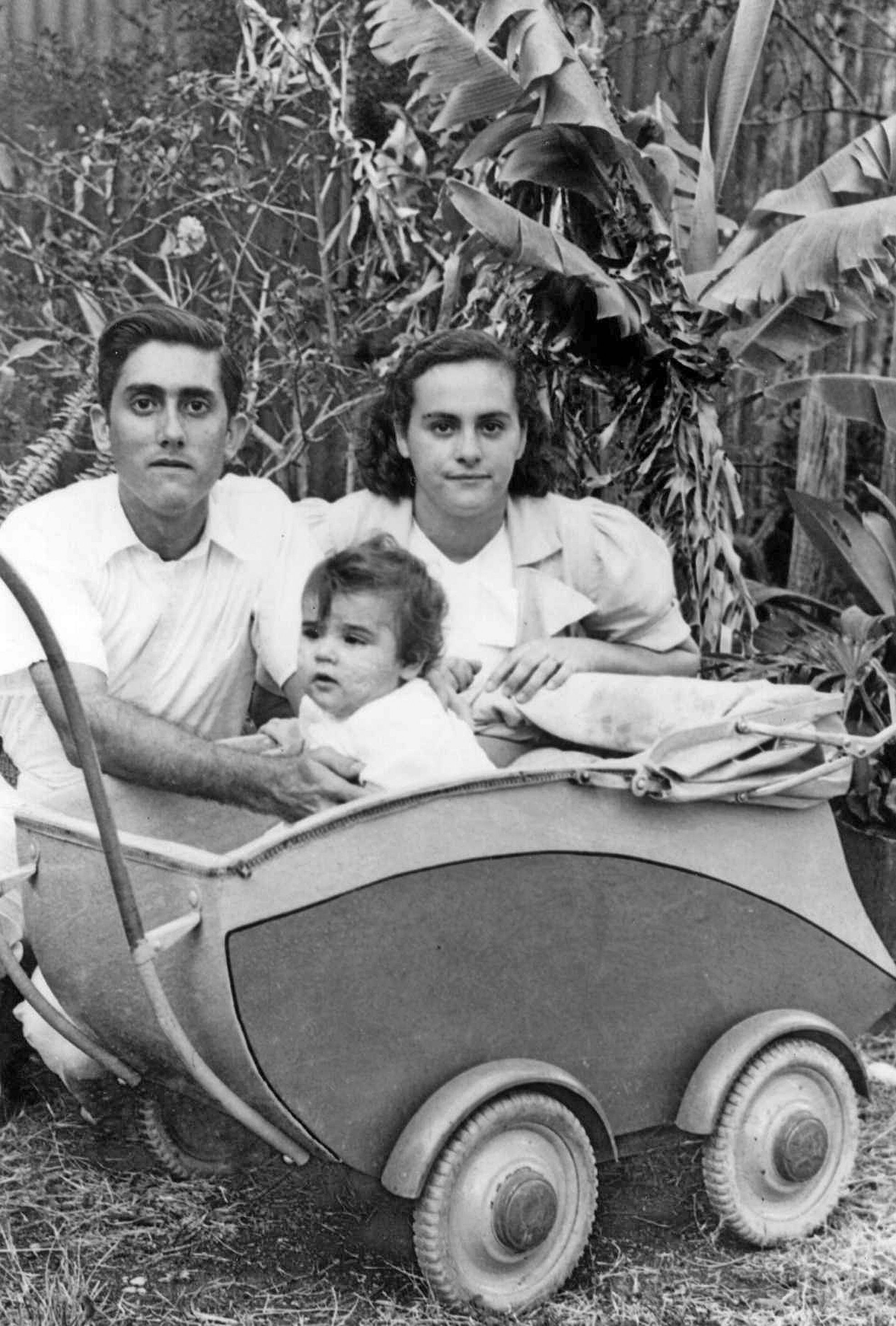 Mina et André Cubadda, Thérèse (la mère de Christophe Sand) dans le berceau.