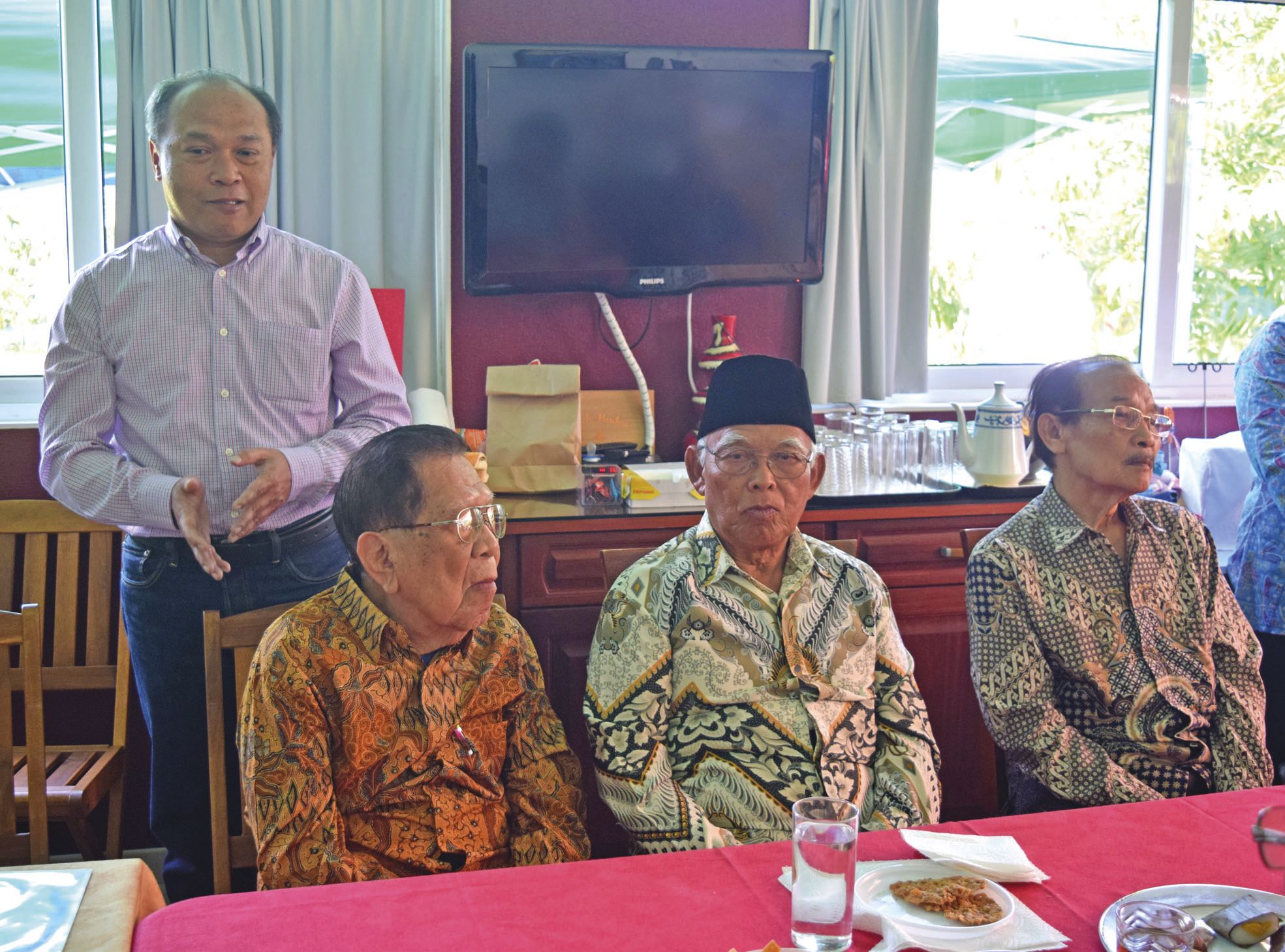 Le consul général d’Indonésie, Widyarka Ryananta (à gauche), est venu spécialement  pour le déjeuner et a fait un discours avant le repas.