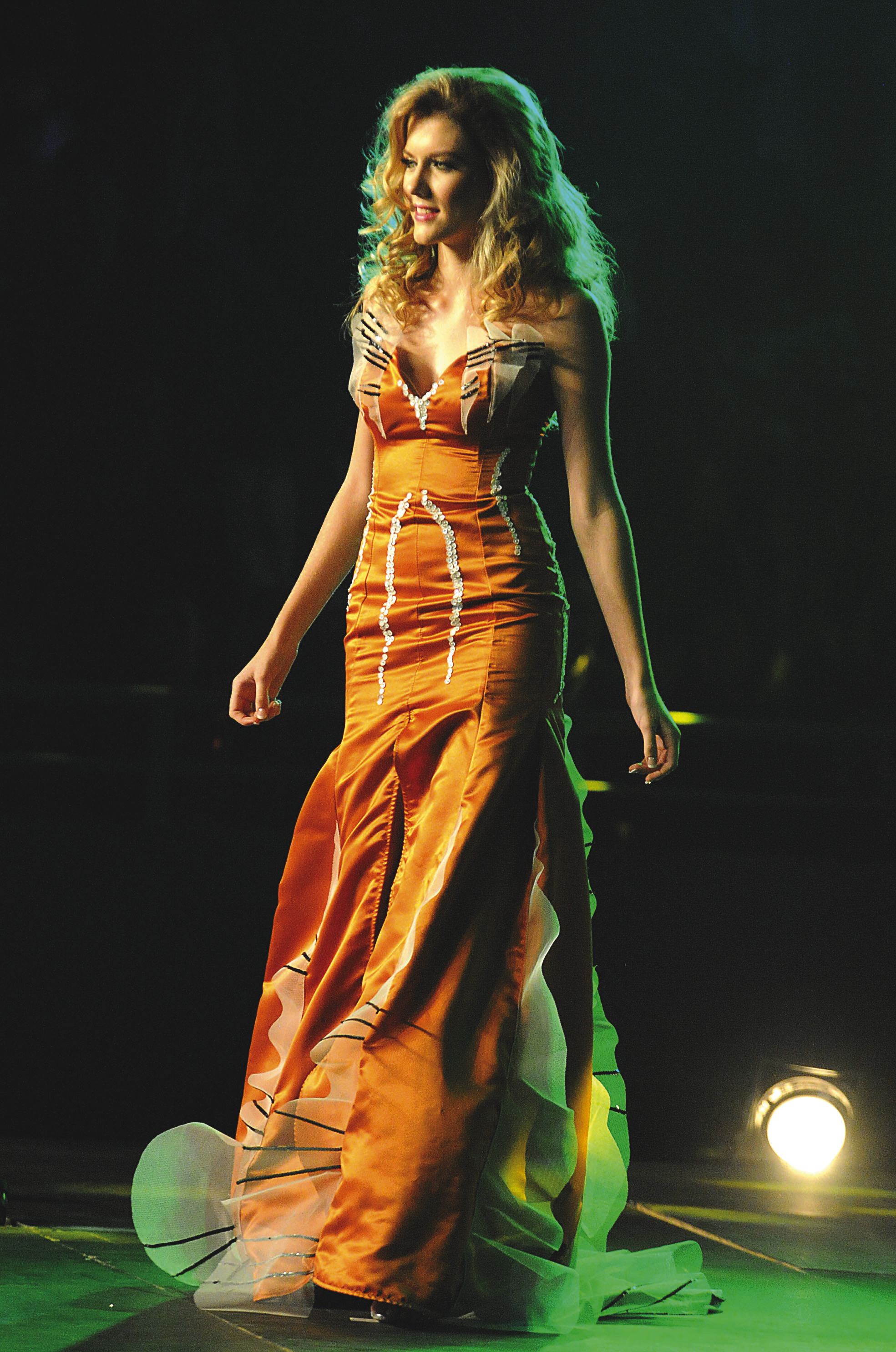 Andréa a fait sensation dans sa robe, c’est la création de Boris Brésil qui gagne le concours. 