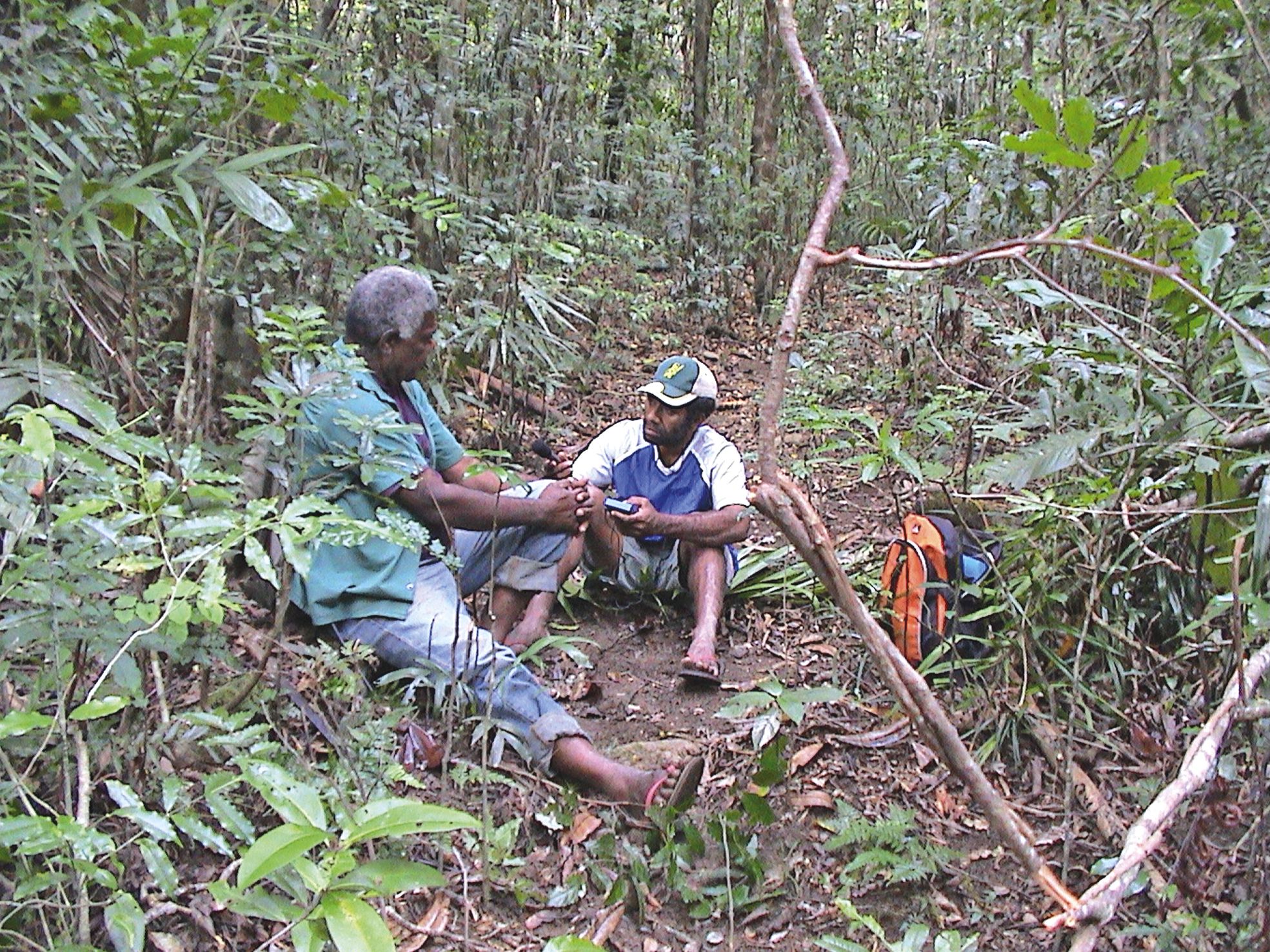 En 2003, l\'enquêteur de l’aire Xâraâcùù collecte la parole de Noël Gouemoin à la tribu de Kouaré (Thio), sur les sentiers coutumiers et les plantes.
