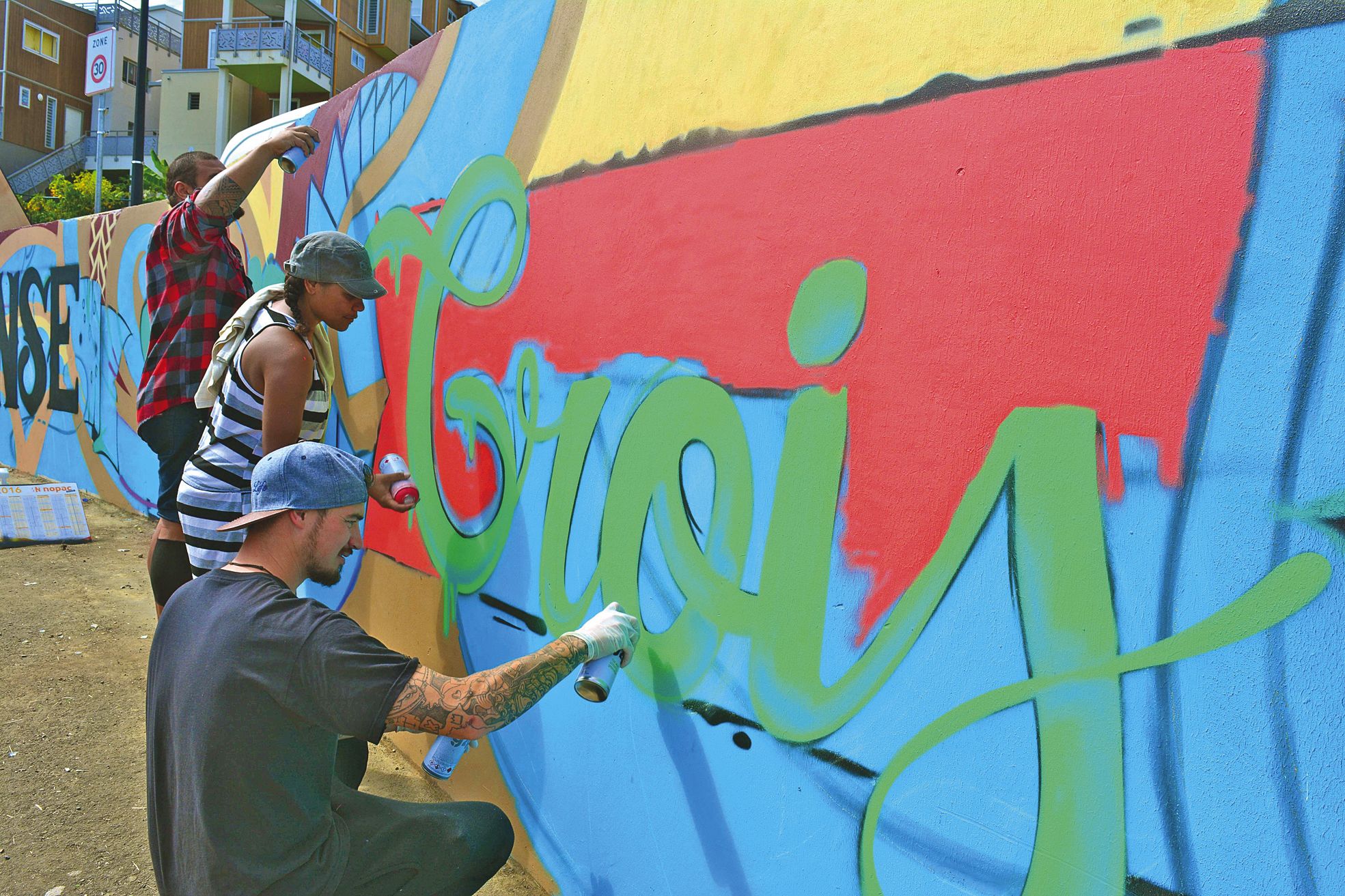 La semaine prochaine, une nouvelle fresque sera encore réalisée par des jeunes au pied de la résidence Apolima.