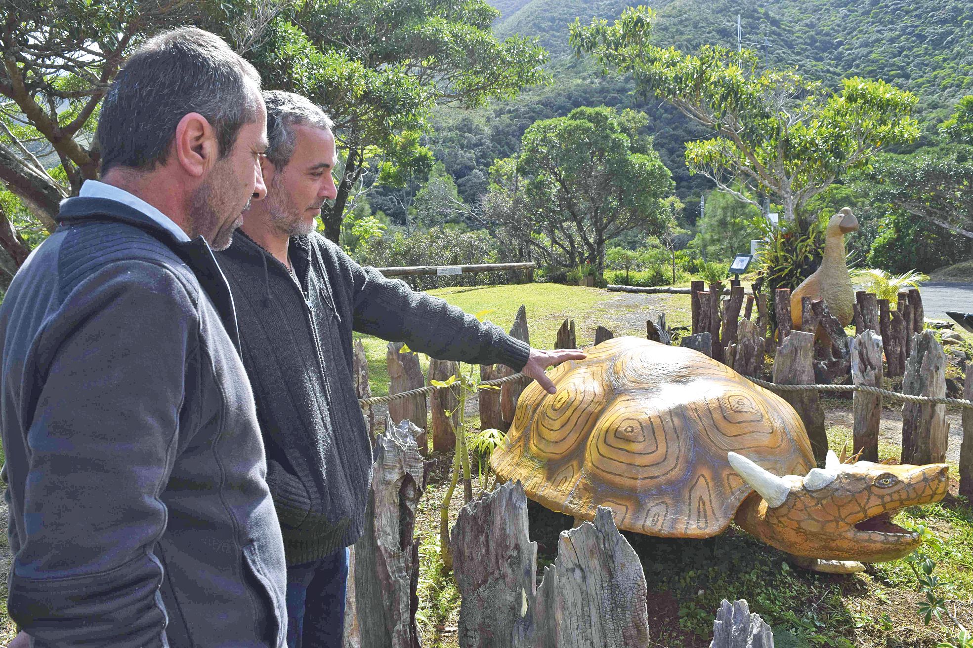 Parmi les autres aménagements réalisés par Serge Parlemo (à gauche), l’installation de trois animaux préhistoriques dans les jardins de l’Auberge, comme ici la tortue géante.
