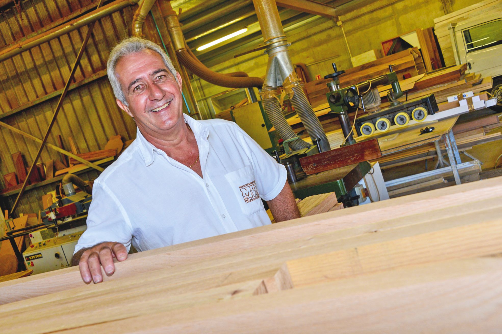 Amoureux du bois, Guy Verlaguet a fait de sa passion son métier. Un savoir-faire qu’il transmet depuis maintenant 25 ans au sein de différents organismes de formation du pays.