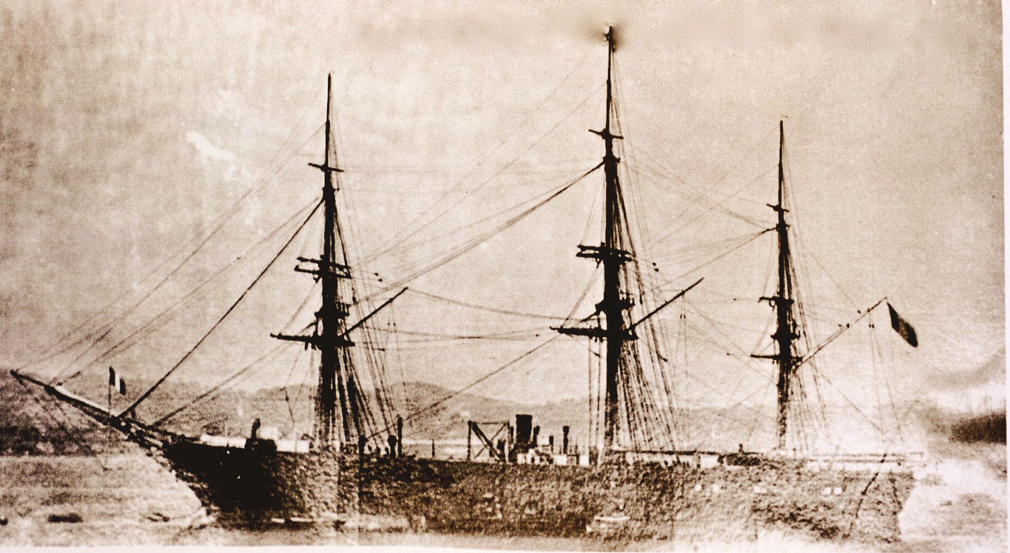 Le Jura, ce transport de la marine à propulsion mixte, emprunte, en 1872, la route par le canal de Suez au départ de Toulon. Il est immobilisé plusieurs jours à cause du mauvais temps près de l’île de Camaran, en mer Rouge, et met 145 jours pour arriver à