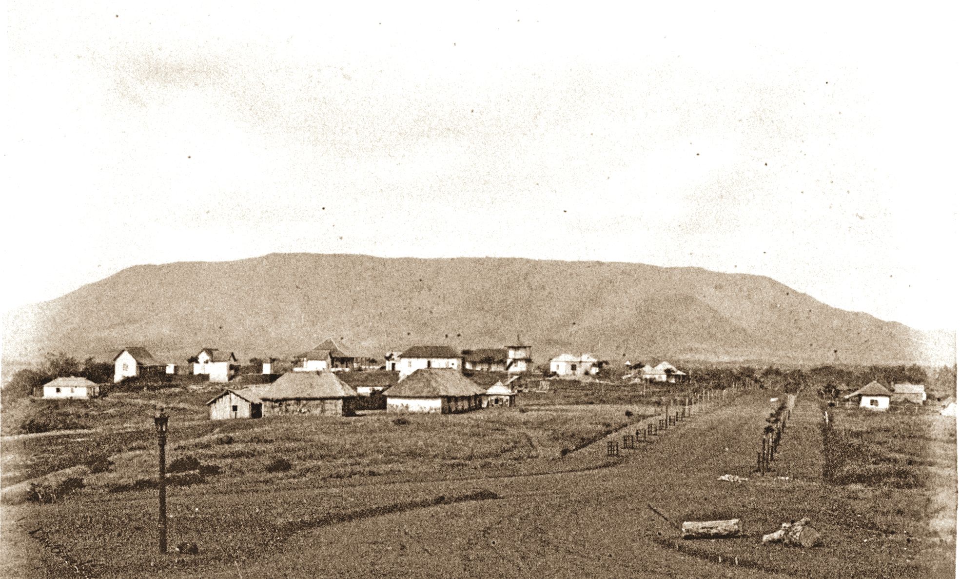 Pouembout vers 1889, ANC 8Fi70 089. Le centre de colonisation pénale de Pouembout est créé en 1883.  La pénitentiaire y possède un domaine important de plus de 11 000 hectares. La vallée de Pouembout  est particulièrement fertile, sa terre noire est tout 